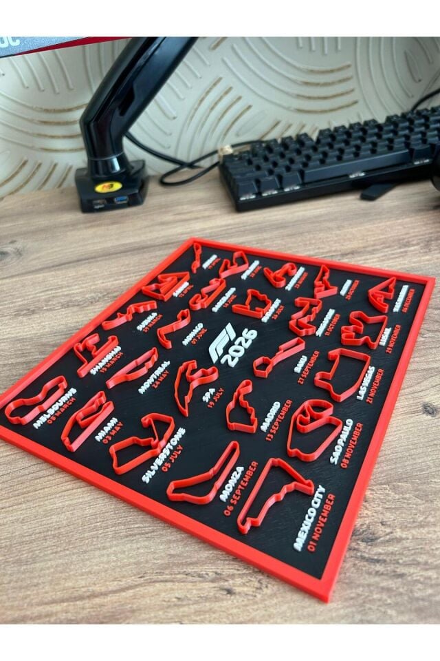 Stand Masaüstü Tutucu Organizer Formula 1 2026 Takvimi – 3D Pist Tablosu (22x25 cm) | Standlı & Duvara Asılabilir Çerçeve Pratik Kullanım Yer Tasarrufu Sağlayan